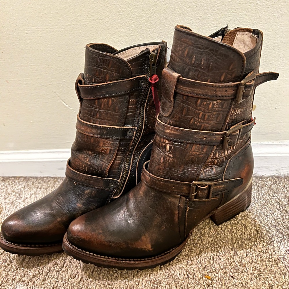 Freebird Boot, Apex, Size 8, distressed brown